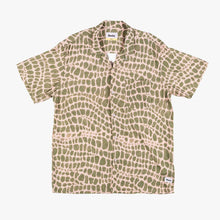 Load image into Gallery viewer, Duvin Gator Button Up shirt
